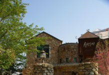 《커피프린스 1호점》 드라마 촬영지 ‘부암동 산모퉁이 카페’의 아름다운 자연과 아트 인테리어